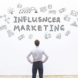 Influencer Marketing auf Wand mit Mann davor