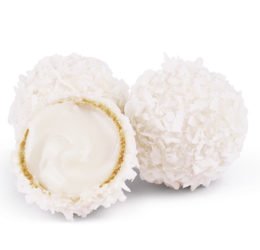 Kokoskugeln (Raffaellos), teilweise halbiert, teilweise ganz vor weißem Hintergrund