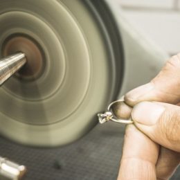 Schleifgerät mit Diamantring und Hand
