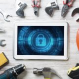 Tablet, dessen Daten gesichert sind, umringt von verschiedenen Werkzeugen zur Entschlüsselung