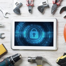 Tablet, dessen Daten gesichert sind, umringt von verschiedenen Werkzeugen zur Entschlüsselung
