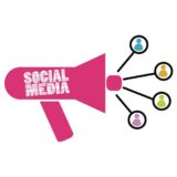 Illustration eines pinken Megafons mit der Aufschrift "Social Media"