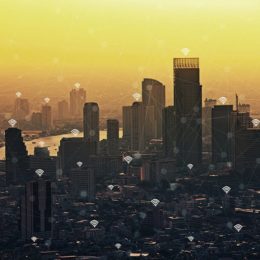 Skyline, bei der bei jedem größeren Gebäude ein WLAN-Symbol abgebildet ist