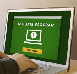 offener laptop, auf dem ein Fester geöffnet ist mit der Aufrschrift "Affiliate Program"