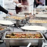 Chafing dishes auf einem Buffet