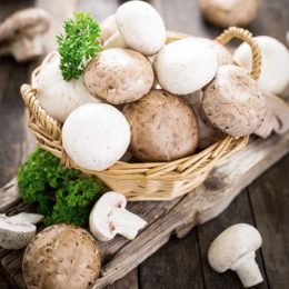 Champignons mit Kräutern im Flechtkorb