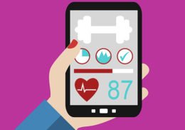 Hand hält Smartphone, auf dem eine Fitness-App abgebildet ist