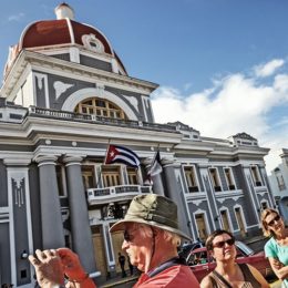 Gebäude in Mexiko mit fotografierenden Touristen