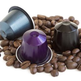 Nespresso-Kaffeekapseln mit Kaffeebohnen