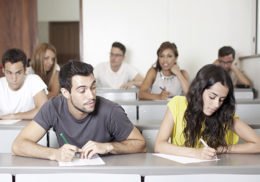 Schüler schreibt bei einer Prüfung von seiner Nachbarin ab