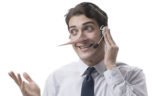 Callcentermitarbeiter im Anzug mit Headset lügt am Telefon