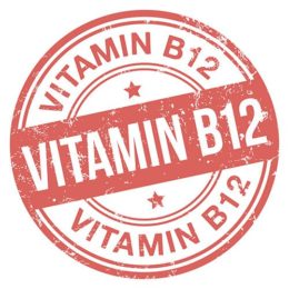 rotes Vitamin B12 Logo auf weißem Hintergrund