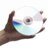 linke Hand hält eine CD-Rom mit der Unterseite nach oben