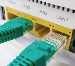 grünes Lan-Kabel mit Router
