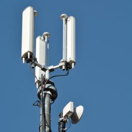 Mobilfunkantenne vor blauem Himmel