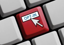 rote Taste mit Aufschrift "OPT-IN" und Pfeil zwischen weißen Tasten