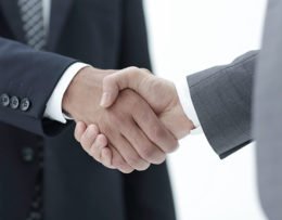Zwei Geschäftsmänner stehen sich gegenüber und schütteln die Hände