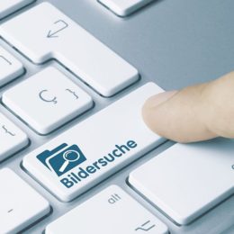 Taste Bildersuche auf Tastatur mit drückendem Finger