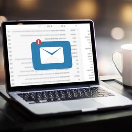 E-Mail-Symbol erscheint auf dem Bildschirm eines Laptops