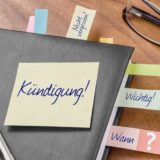 Post-It mit "Kündigung" geklebt auf Terminplaner