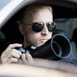 Paparazzo im Auto auf Fotojagd