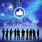 Silhouetten von Personen vor einem bildlich dargestellten sozialen Netzwerk mit „Daumen hoch“-Button