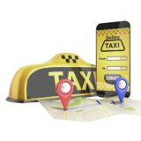 Taxi-Vermittlungsdienst abgebildet auf einem Smartphone neben Taxi-Schild und Karte