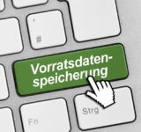 imaginäre Hand tippt auf einer Tastatur auf eine grüne Taste mit der Aufschrift "Vorratsdatenspeicherung"