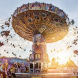 Kettenkarussell auf Rummelplatz im Sonnenuntergang