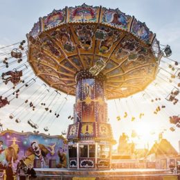 Kettenkarussell auf Rummelplatz im Sonnenuntergang