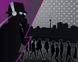 Spion belauscht Menschenmenge im Schutz der Dunkelheit
