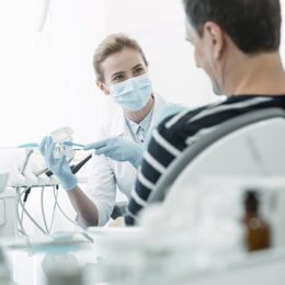 Zahnärztin behandelt Patienten