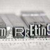 Buchstaben für den Buchdruck des Wortes "Marketing"