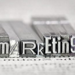 Buchstaben für den Buchdruck des Wortes "Marketing"