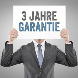 Mann hält Bild mit 3 Jahre Garantie hoch