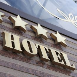 Hotel Schriftzug mit Sternen