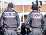 Zwei Polizeibeamte im öffentlichen Raum