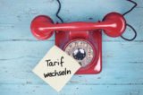 rotes Telefon mit Zettel Tarif wechseln