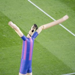 Fußballspieler-Skydancer in FC Barcelona-Trikot vor Fußballrasen