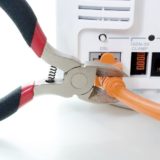 orangenes DSL-Kabel steckt in einem Router