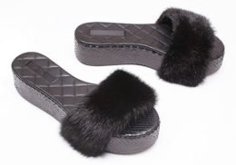 schwarze Plüschsandalen mit Fell