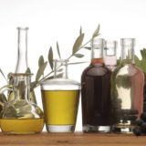 Verschiedene Gefäße gefüllt mit Olivenöl und Aceto bzw. Essig