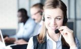 Eine Frau in einem Callcenter mit einem Headset