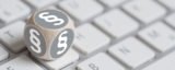 Würfel mit Paragraph-Symbolen auf einer Tastatur