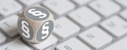 Würfel mit Paragraph-Symbolen auf einer Tastatur