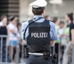 Polizeibeamter überwacht Menschenmenge