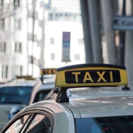 Taxis warten auf Fahrgäste und Passagiere