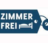 Ein Schlüsselanhänger auf dem Zimmer frei steht und ein Bett mit schlafender Person abgebildet ist