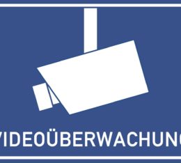 Kamera vor blauem Hintergrund mit dem Schriftzug Videoüberwachung untertitelt