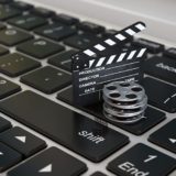 Tastatur mit Filmrolle und Filmklappe